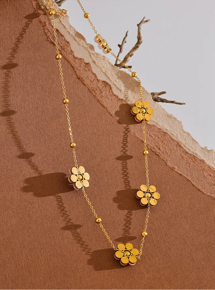 Colar de Pérolas com Flores em Ouro 18K